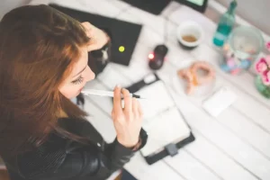 Femme absorbée par ses tâches – retrouver l’équilibre émotionnel avec le neurofeedback et le CRDL près de Bordeaux