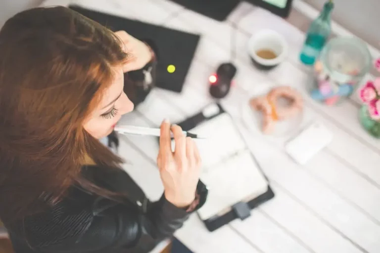 Femme absorbée par ses tâches – retrouver l’équilibre émotionnel avec le neurofeedback et le CRDL près de Bordeaux