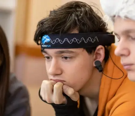 Enfant concentré lors d’une session de neurofeedback – amélioration de l’attention et des émotions