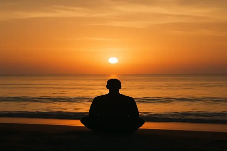 Une personne assise face au lever du soleil, symbolisant le calme retrouvé après une période de stress ou de surcharge mentale. Cette image illustre le retour à l’équilibre intérieur favorisé par le Neurofeedback Thérapeutique Cygnet.