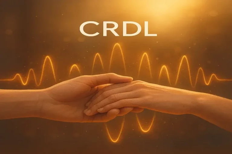 Deux mains se rejoignent avec des ondes lumineuses dorées, illustrant la connexion humaine et émotionnelle créée par le CRDL, un instrument favorisant la communication sensorielle et le lien par le toucher et le son.
